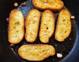 hausgemachtes Brot mit frischen Zutaten foto