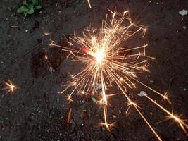 Feuerwerk spritzt auf den Boden foto