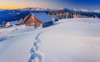 Chalets in den Bergen bei Sonnenuntergang. Karpaten, Ukraine, Europa foto