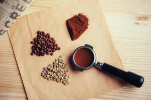 grüner, gerösteter, gemahlener und löslicher Kaffee. foto