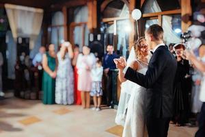 glückliche braut und bräutigam bei ihrem ersten tanz, hochzeit foto