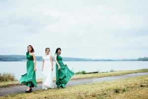 gruppe braut hochzeit sommer im freien. Ukraine Europa foto