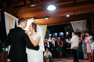 glückliche braut und bräutigam bei ihrem ersten tanz, hochzeit foto