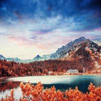 fantastischer Bergsee im Nationalpark Hohe Tatra. dramatisch sc foto