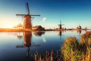 traditionelle holländische windmühlen vom kanal rotterdam. Holland foto