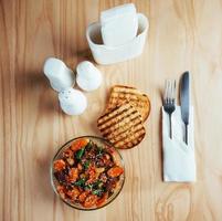 Salat mit Rindfleisch, Karotten und bestreut fasoli konzhutom foto