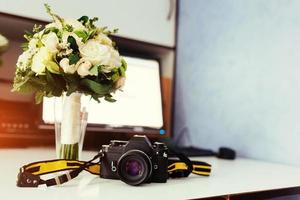 Foto-Retro-Kamera auf einem Tisch mit verschiedenen Objekten foto