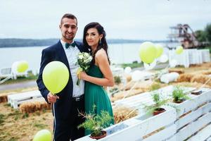 Porträt eines schönen jungen Fahrers und Brautjungfern. Hochzeit foto