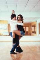 schönes Paar professioneller Künstler, die leidenschaftlichen Tanz tanzen foto
