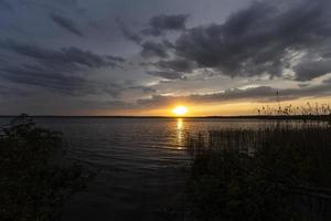 unglaublich schöner sonnenuntergang am see foto