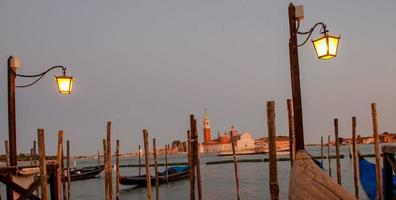 Venedig bei Sonnenuntergang mit Spiegelungen im Meer foto