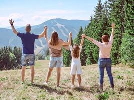 Familienreise in die Berge. natur, reisendes umgebungskonzept foto