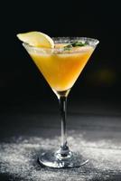 gelbe alkoholbirne cocktailbirne auf dunklem hintergrund foto