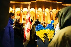 tiflis, georgien - 1. märz 2022 - ukrainische mutter und sohn protestieren gemeinsam gegen die russische aggression und den krieg in der ukraine. solidarität und unterstützung der ukrainer in georgien foto