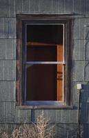 Zerbrochenes Fenster des alten Bauernhauses foto