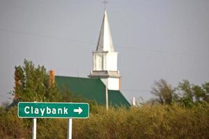 Claybank-Schild und Kirche in Saskatchewan foto