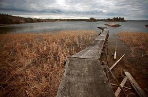 Verfallenes Dock am Reed Lake im Norden von Manitoba foto