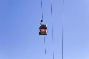 Tiflis, Georgien - 29. April 2019 - Blick auf die Luftseilbahn in Tiflis, Georgien. eine 2012 eröffnete seilbahn verbindet den rike park am linken ufer des mtkwari mit der festung narikala in tiflis foto