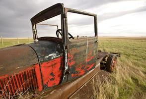 antikes Oldtimer altes Auto im Feld foto