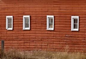 alte rote Scheune mit Fenstern foto