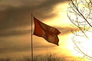 kanadische Flagge bei Sonnenuntergang foto