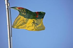 saskatchewan-flagge, die durch den wind weht foto