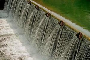 Barriere, um den Wasserfluss zu verlangsamen foto