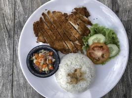 Reis mit frittiertem Hähnchen und Curry im japanischen Stil oder Katsu Kare in weißer Platte zum Verzehr bereit. foto