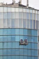 bekasi, west java, indonesien, 5. märz 2022. die arbeiter des sky service reinigen die fenster des turmgebäudes foto