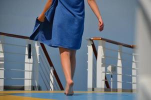 Frau mit Handtuch auf Kreuzfahrtschiff foto