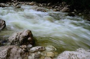 Wildes Wasser im Bergbach foto