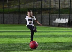 kleiner Junge, der Ball spielt foto