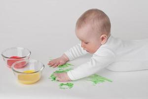 Baby auf weißem Hintergrund foto