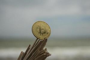 Bitcoin-Kryptowährung auf dem Meer foto