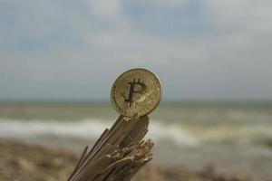 Bitcoin-Kryptowährung auf dem Meer foto