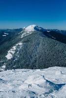 Schneebedeckte Berge vor blauem Himmel foto