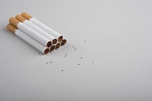Zigarette auf weißem Hintergrund foto