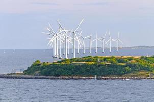 Windmühlen an der Meeresküste foto