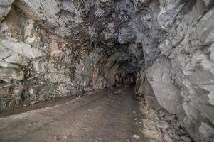 verlassene Mine mit Transportwagen foto