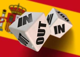 in oder out stimmen über würfel für spanien ab, das die europäische union mit spanischer flagge im hintergrund verlässt. foto