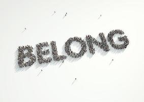 Luftaufnahme einer Menschenmenge, die das Wort "belong" bildet. Konzept dafür, wie sich Menschen zugehörig fühlen, wenn sie sich anpassen und der Masse folgen und davon Abstand nehmen, ein Individuum zu sein. foto