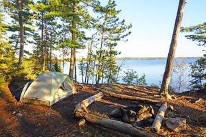 Morgenschatten auf einem Campingplatz in der Wildnis foto