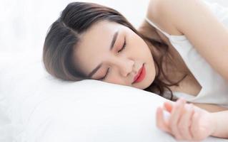 Bild der jungen asiatischen Frau im Bett foto
