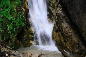 schöner Wasserfall in den Bergen foto