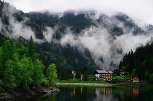 schöner See und Häuser foto