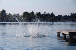 Sprung ins Wasser und Sommer im See foto