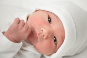 gesicht baby in einem weißen hut foto