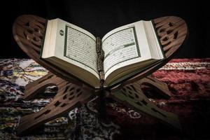 koran heiliges buch der muslime foto