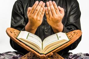 religiöser muslimischer Mann, der betet