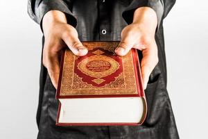 koran in der hand heiliges buch der muslime öffentlicher gegenstand aller muslime foto